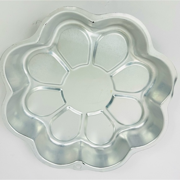 Wilton Flower Cake Pan - Picture 3 of 4